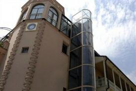 Ambasadori Hotel